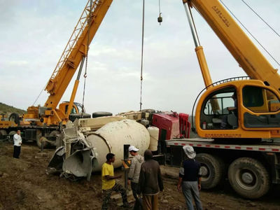 致那些看不起吊車司機(jī)的人_救援