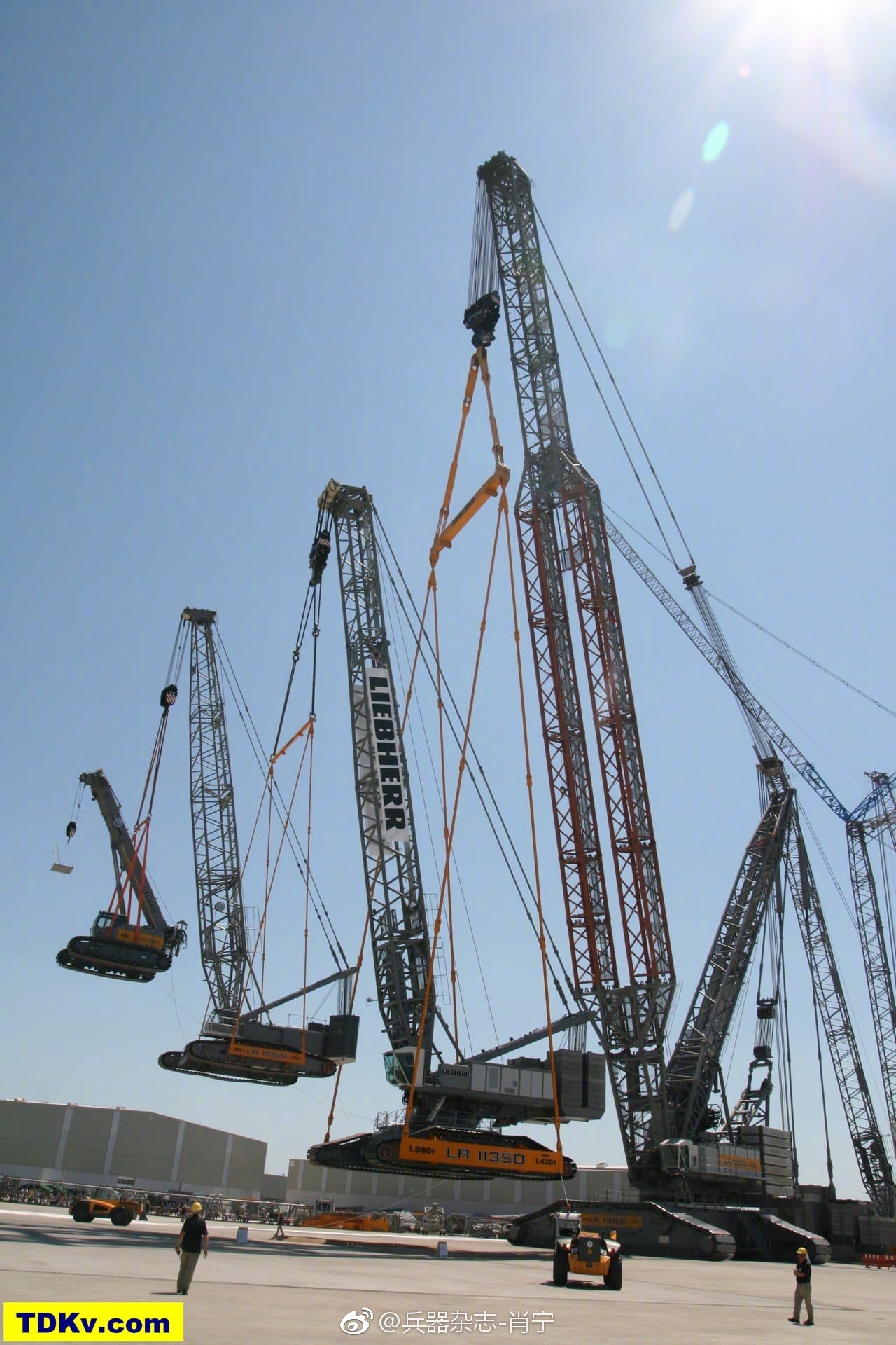 機械大爬蟲--德國利勃海爾LR 13000自行式起重機與它的小伙伴們