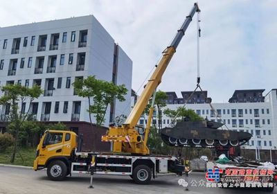 柳工起重機LTC100L5榮獲2024中國工程機械年度產品TOP50市場表現金獎