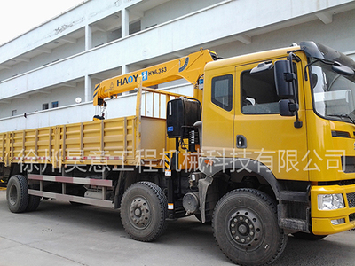 6噸3節臂直臂隨車起重機 底盤配置多樣化選擇與知名生產廠家解析